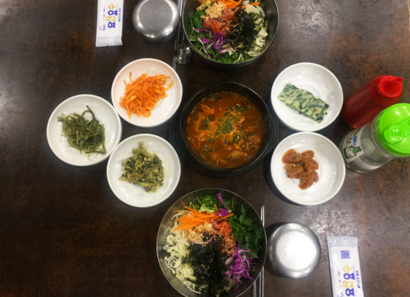 다진 마늘, 공고물, 김가루, 참기름등을 얹어서 야체와 비벼서 드시면 더욱 맛있게 드실수 있습니다.