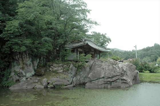 측면에서 본 주암정 전경